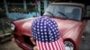 Un niño viste una gorra con la bandera de EEUU en una calle de La Habana. (YAMIL LAGE / AFP)