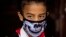 Camino a la escuela, una estudiante de primaria en La Habana viste una máscara contra el coronavirus. (AP/Ramon Espinosa)