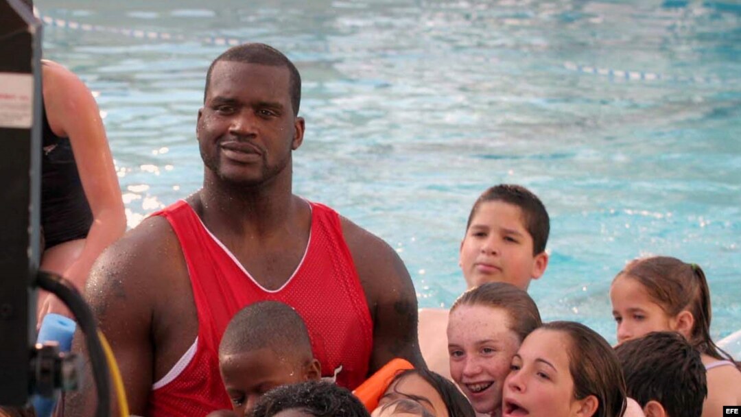 Fotografía de archivo. Shaquille O'Neal comparte con varios niños en una piscina. 