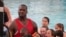 Fotografía de archivo. Shaquille O'Neal comparte con varios niños en una piscina. 