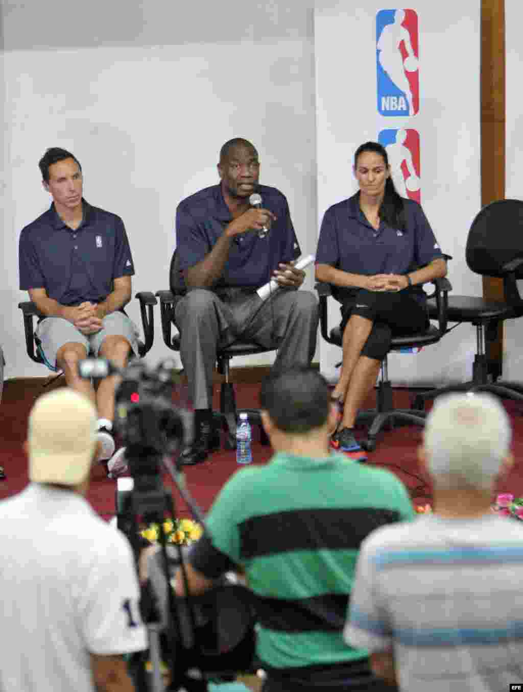 Steve Nash, Dikembe Mutombo y Ticha Penicheiro (i-d).