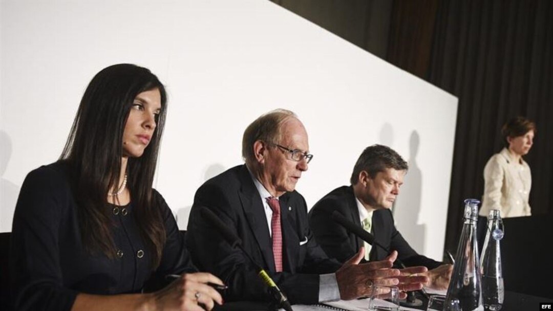El profesor Richard McLaren (c), el jefe de la investigación para el informe McLaren, Martin Dubbey (d), y la abogada Diana Tesic (i) ofrecen una rueda de prensa en Londres.