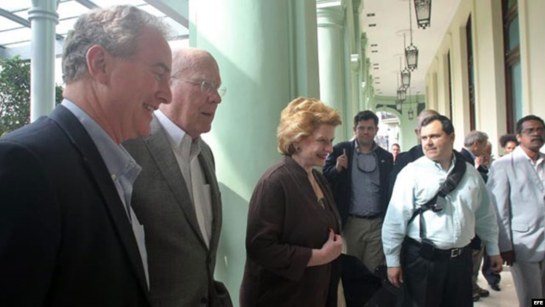 El senador demócrata Patrick Leahy por Vermont, junto a Debbie Stabenow y Chris Van Hollen.
