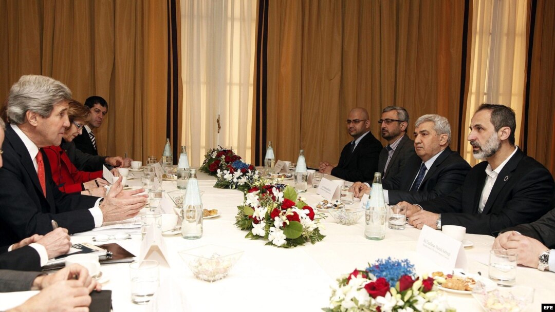 El secretario de Estado estadounidense, John Kerry (izq), asiste a un encuentro con el líder de la Coalición Nacional Siria (CNFROS), Ahmed Muaz al Jatib (der), en Roma, Italia.