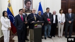 Ramón Guillermo Aveledo (c), secretario ejecutivo de la oposición venezolana, habla hoy, jueves 24 de abril de 2014.