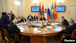 Putin junto al premier armenio Nikol Pashinyan y los presidentes de Bielorrusia, Alexander Lukashenko; de Kazajstán, Kassym-Jomart Tokayev; y Kirguistán, Sadyr Japarov, en el Consejo Económico Euroasiático en San Petersburgo, el 25/12/23. Sputnik/Pavel Bednyakov/Pool vía REUTERS 