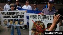 Exiliados cubanos protestan frente a la ONU.