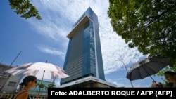 Personas pasan frente al hotel Iberostar Selection en La Habana, el 2 de junio de 2026. 