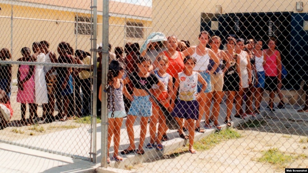 Haitianos y cubanos en el Centro de Detención Carmichael, en Bahamas.