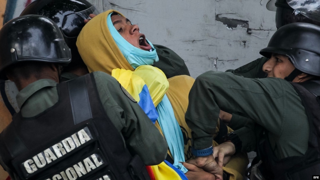 Enfrentamientos entre manifestantes opositores y Guardia Nacional Bolivariana