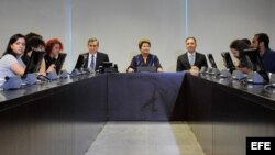 Fotografía cedida por Agencia Brasil donde se ve a la presidente brasileña Dilma Rousseff (c) participando en una reunión hoy, 24 de junio de 2013, con militantes del Movimiento Pase Libre, la organización que lidera las protestas que han sacudido al país.