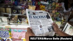 Un hombre lee el diario El Nacional, en una calle de Caracas, en mayo de 2015. REUTERS/Marco Bello