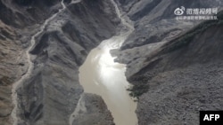 Imagen aérea del 27/8/2026 (Weibo, Bomberos de Lhasa): lago de barrera por deslizamiento cerca de la desembocadura del Chhochen Khola (Nepal) en el Purepu.