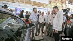 El ministro de Comercio Exterior y la Inversión Extranjera de Cuba, Oscar Pérez-Oliva Fraga, observa un automóvil de fabricación china a la venta durante la 41.ª Feria Internacional de La Habana, el 25 de noviembre de 2025. ADALBERTO ROQUE / AFP