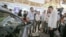 El ministro de Comercio Exterior y la Inversión Extranjera de Cuba, Oscar Pérez-Oliva Fraga, observa un automóvil de fabricación china a la venta durante la 41.ª Feria Internacional de La Habana, el 25 de noviembre de 2025. ADALBERTO ROQUE / AFP