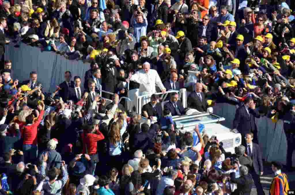 VATICANO PAPA en el papamóvil