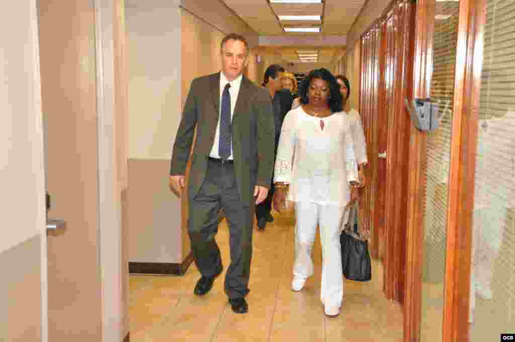 Las Damas de Blanco junto Carlos Garc&iacute;a, director de la Oficina de Trasmisiones a Cuba, recorre las instalaciones de la emisora.