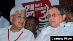 El embajador cubano en India, Abelardo Cueto, junto al líder comunista indio Prakash Karat.