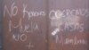 En el portón de entrada al local han escrito un mensaje a las autoridades: "No queremos muela, queremos casas".