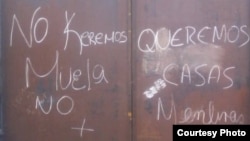 En el portón de entrada al local han escrito un mensaje a las autoridades: "No queremos muela, queremos casas".