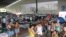 Migrantes cubanos en un albergue cercano a la frontera de Paso Canoas, Panamá. Archivo.