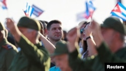 “El Cangrejo” nieto de Raúl Castro en un acto en apoyo a su abuelo, luego de ser declarado prófugo de la justicia de EEUU.
