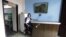 La propietaria de una cafetería en las cercanías del estadio Latinoamericano de El Cerro, no ha podido abrir su local pues fue cerrado ante la amenaza del cólera 