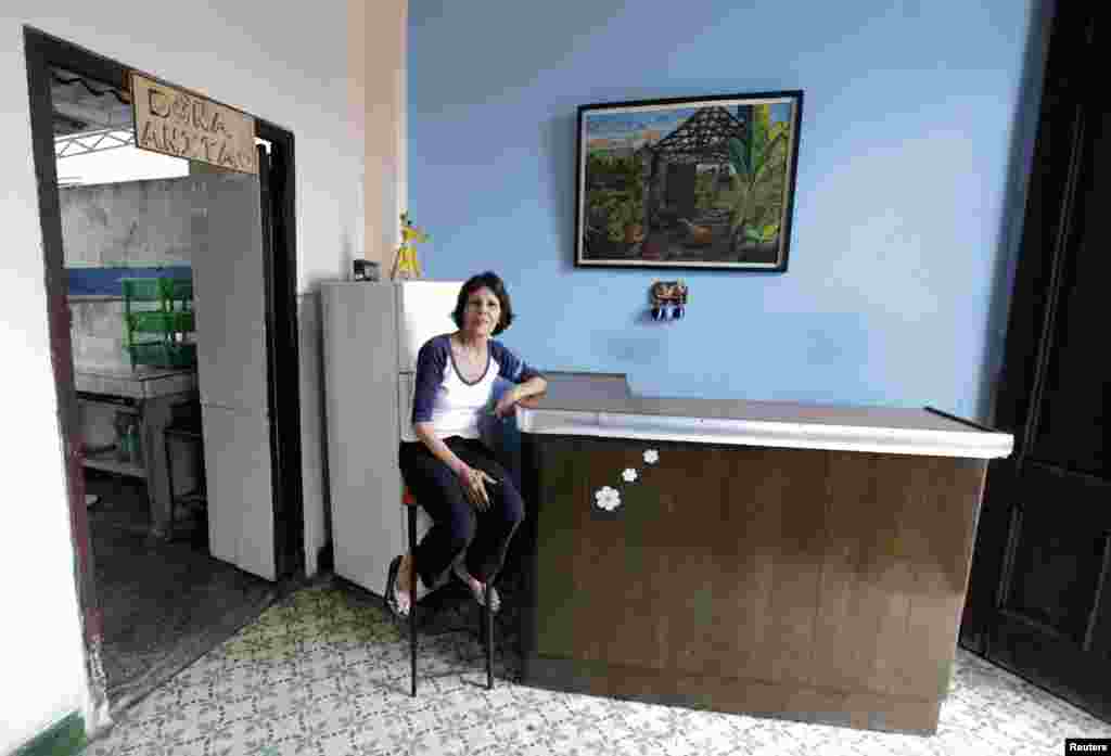 La propietaria de una cafetería en las cercanías del Estadio Latinoamericano de El Cerro, no ha podido abrir su local pues fue cerrado ante la amenaza del cólera. 