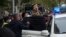 (ARCHIVO) Un manifestante reacciona mientras es detenido durante una protesta en una calle de Shanghái, China, el 27 de noviembre de 2022 (AP).