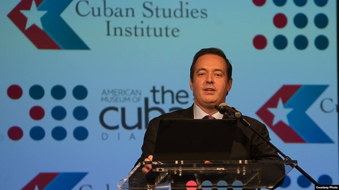 Dr. Carlos E. Díaz-Rosillo en conferenciasobre relaciones EEUU-Cuba /Cortesía Wenceslao Cruz