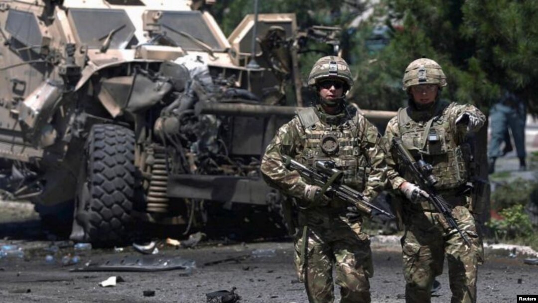 Soldados de la OTAN patrullan después de un ataque suicida en Kabul. (Archivo)