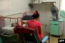 Un niño permanece hospitalizado en una habitación del Hospital Pediátrico Pepe Portilla, en Pinar del Río, el 25 de julio de 2026. (YAMIL LAGE / AFP)