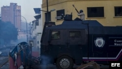 Venezolanos marchan en Caracas divididos entre oficialistas y opositores 