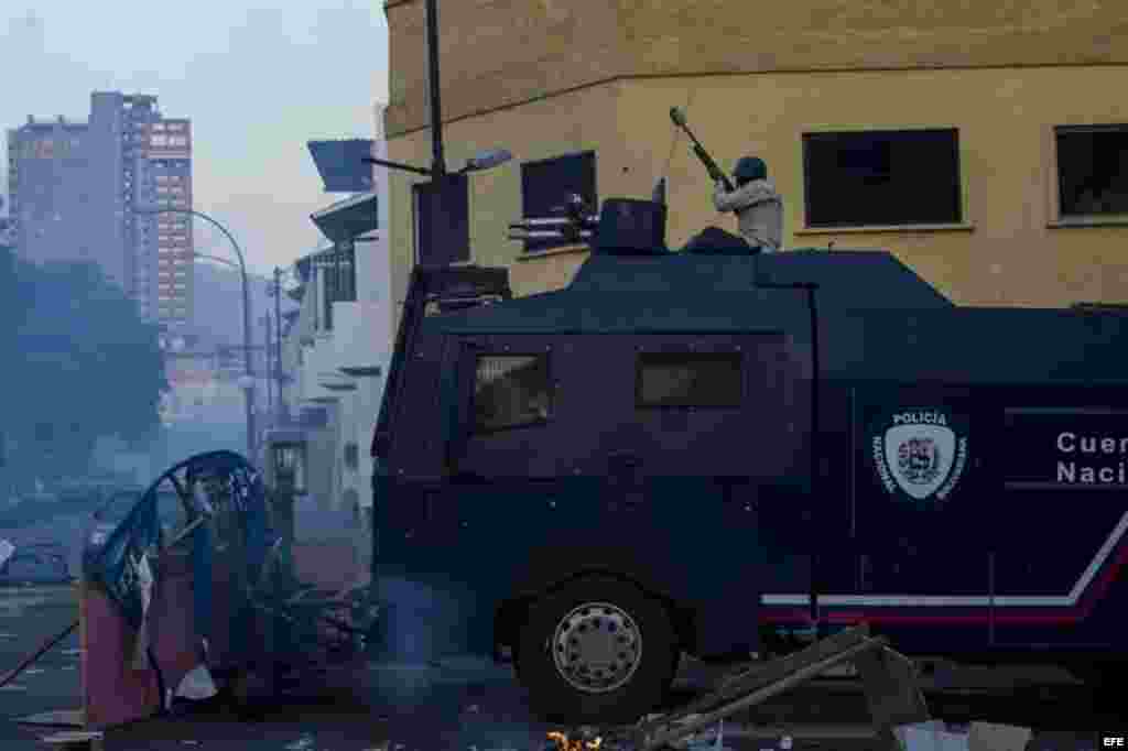 La intervención de los grupos antomotines llegó al vecino casco del residencial y clase media Chacao, que junto con la Plaza Altamira han sido el epicentro de las protestas opositoras en Caracas y que habían permanecido sin disturbios tras un despliegue militarizado de unos mil elementos que permaneció del lunes al miércoles en medio de protestas pacíficas de vecinos.