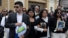 La viuda de Roberto Samcam, Claudia Vargas, junto a otros familiares del fallecido, durante su funeral en San José, Costa Rica, el 22 de junio de 2025.
