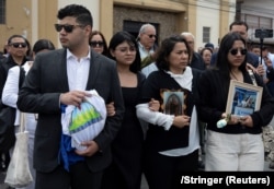 La viuda de Samcam, Claudia Vargas, junto a familiares del fallecido, durante el funeral en San José, Costa Rica, el 22 de junio de 2025.