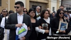 La viuda de Roberto Samcam, Claudia Vargas, junto a otros familiares del fallecido, durante su funeral en San José, Costa Rica, el 22 de junio de 2025.
