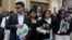 La viuda de Roberto Samcam, Claudia Vargas, junto a otros familiares del fallecido, durante su funeral en San José, Costa Rica, el 22 de junio de 2025.