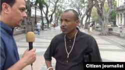 Reporta Cuba. Carlos Manuel Figueroa (d) responde al reportero.