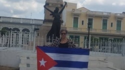 La intelectual cubana Alina Bárbara López Hernández durante una protesta, en Matanzas.