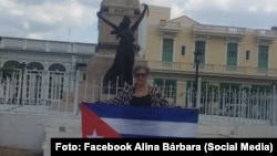 La intelectual cubana Alina Bárbara López Hernández durante una protesta, en Matanzas.