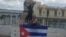La intelectual cubana Alina Bárbara López Hernández durante una protesta, en Matanzas.
