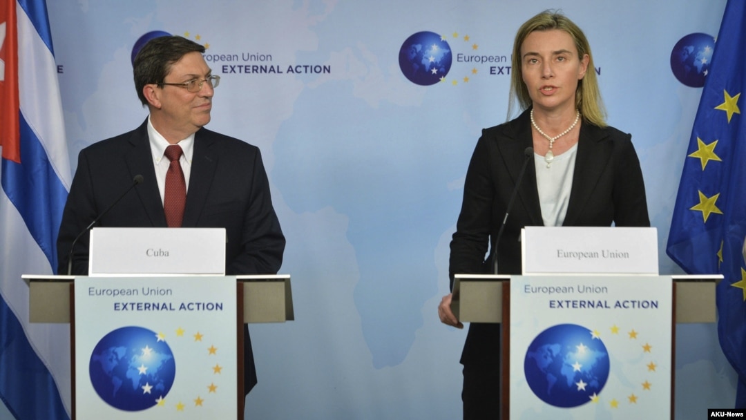 La representante de Política Exterior de la UE, Federica Mogherini y el canciller de Cuba, Bruno Rodríguez, durante una rueda de prensa. Bruselas, abril, 2015.