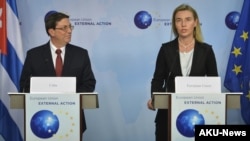 La representante de Política Exterior de la UE, Federica Mogherini y el canciller de Cuba, Bruno Rodríguez, durante una rueda de prensa. Bruselas, abril, 2015.