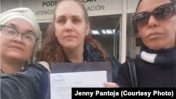 Activistas entregan una petición ciudadana ante la Asamblea Nacional del Poder Popular para solicitar una Ley de Amnistía para los presos políticos en Cuba. 