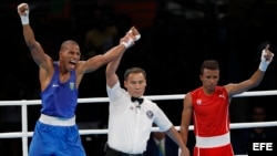  Lázaro Jorge Alvarez (d) de Cuba pierde ante Robson Conceicao de Brazil.