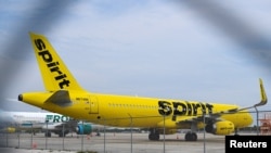 Un avión de Spirit Airlines permaneció este sábado en la pista del Aeropuerto Internacional de Orlando, Florida, tras el cese de operaciones de la compañía.