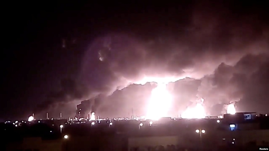 Columnas de humo tras el ataque con drones a la planta Aramco en Buqayq, Arabia Saudí. REUTERS