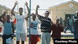 Cubanos detenidos en el Centro Carmichael, en Nassau, Bahamas (Foto cortesía de Centro por la Justicia y el Derecho Internacional).