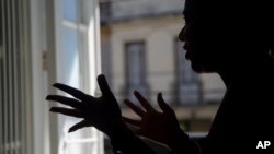 Diana, una víctima de la violencia de género en Cuba, en una entrevista en La Habana, el 3 de noviembre de 2022. La mujer dijo que soportó gritos, insultos y encierro durante siete años. (Foto AP/Ismael Francisco).